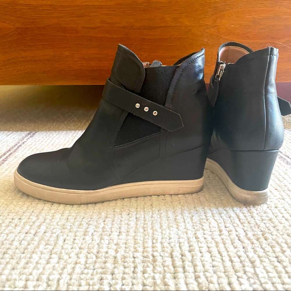 Paolo size 7.5 black leather athletic wedge.